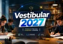 Grupo de jovens estudando juntos para o vestibular 2027 em ambiente de aprendizagem