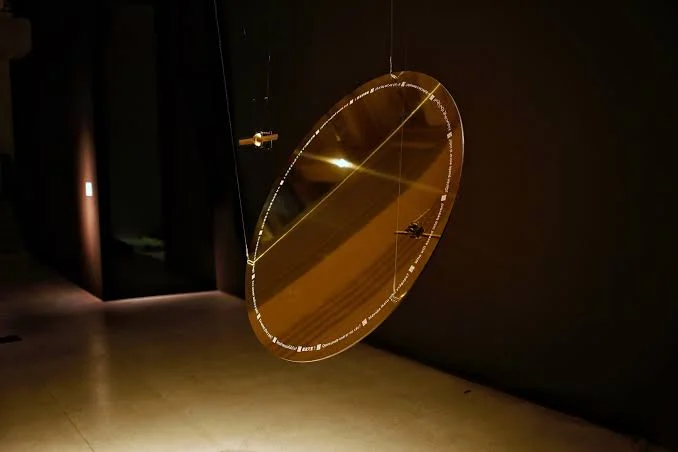 Nas mãos de um artista, um pequeno satélite se transforma em um templo. No espaço, memórias humanas ganham um novo lugar para existir.